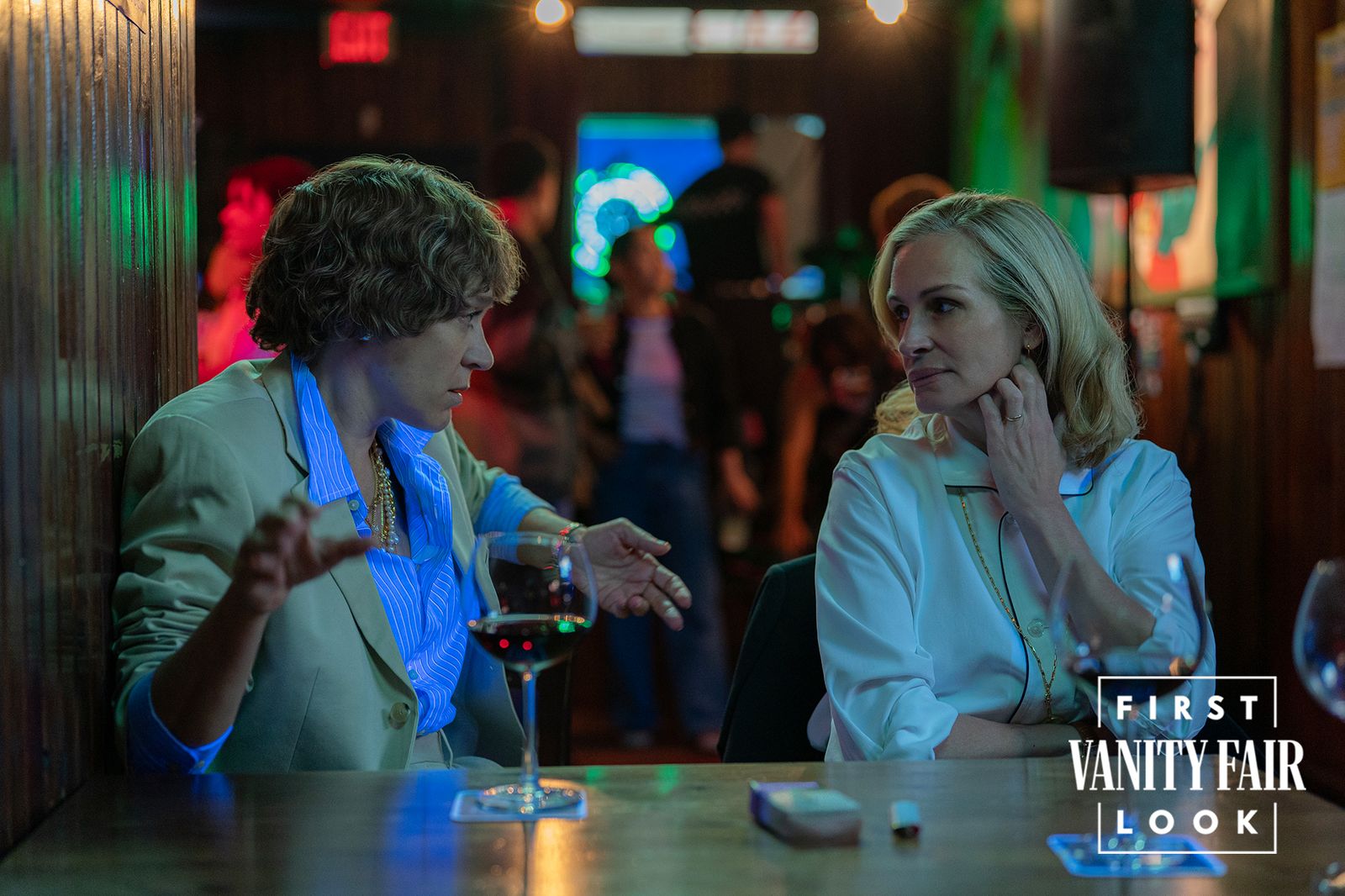 תמונה עשויה להכיל את ג'וליה רוברטס קלואי סוויני אדם שולחן שולחן נוער שולחן אלקטרוניקה למבוגרים ורמקול