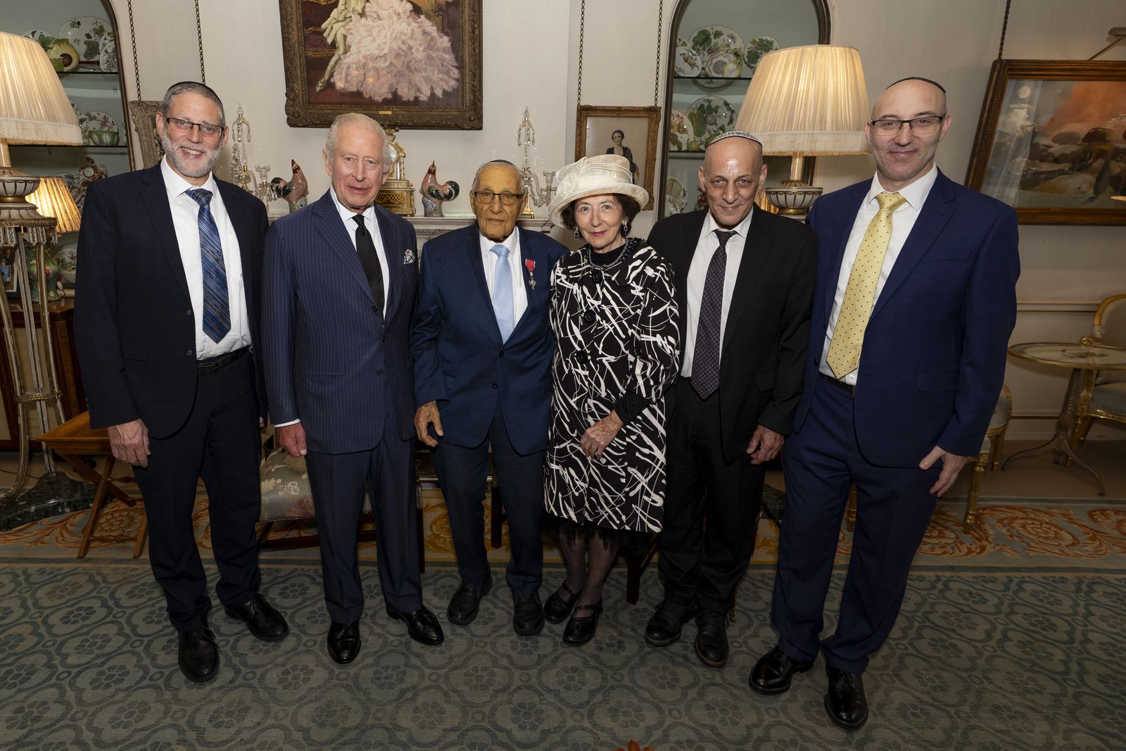 המלך צ'ארלס השלישי מחזיק קהל עם מר מנפרד גולדברג ובני משפחתו לאחר שהשקיע אותו עם ...