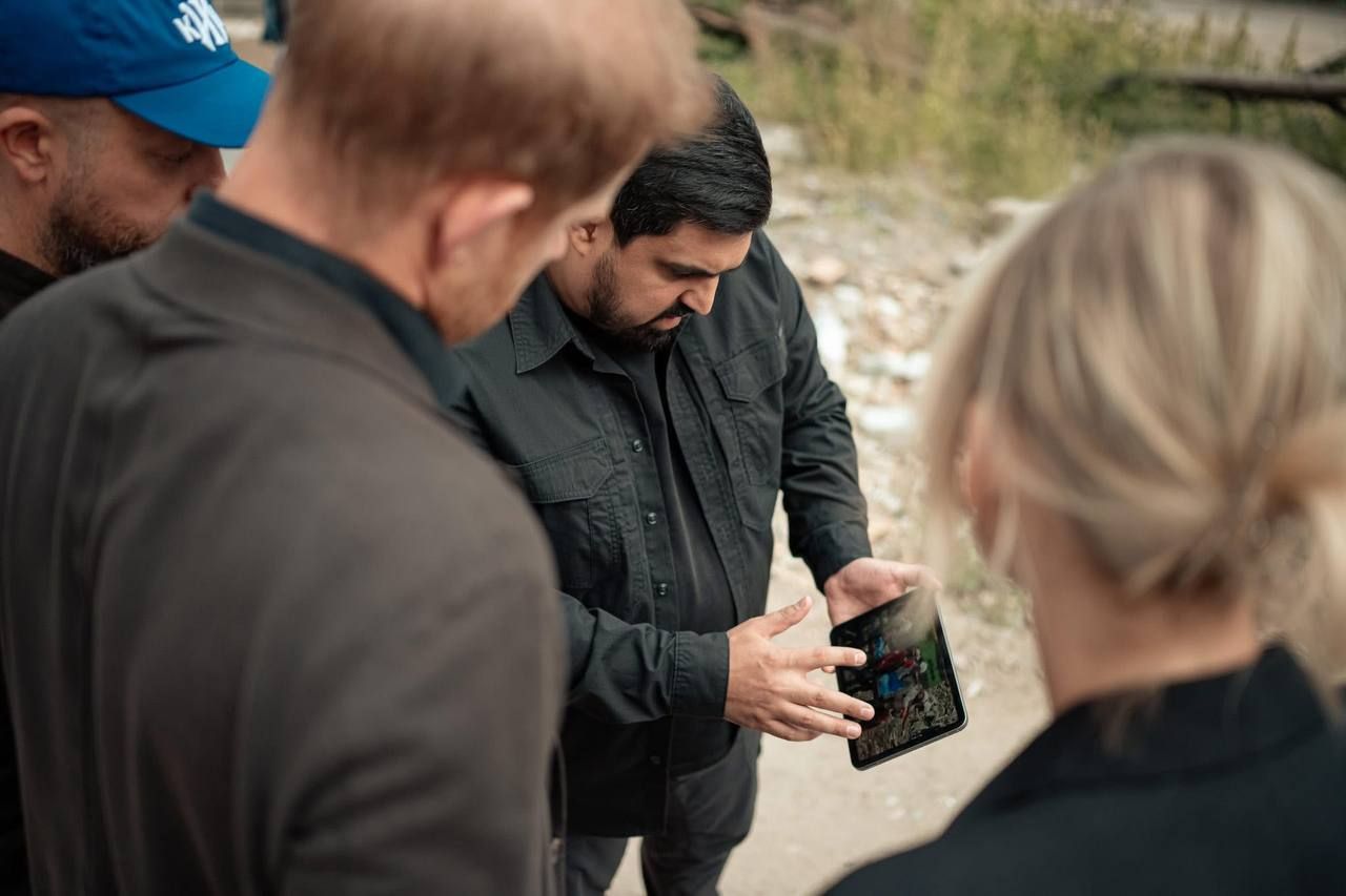 הארי מבקר בכמה אזורים מפוצצים בקייב.