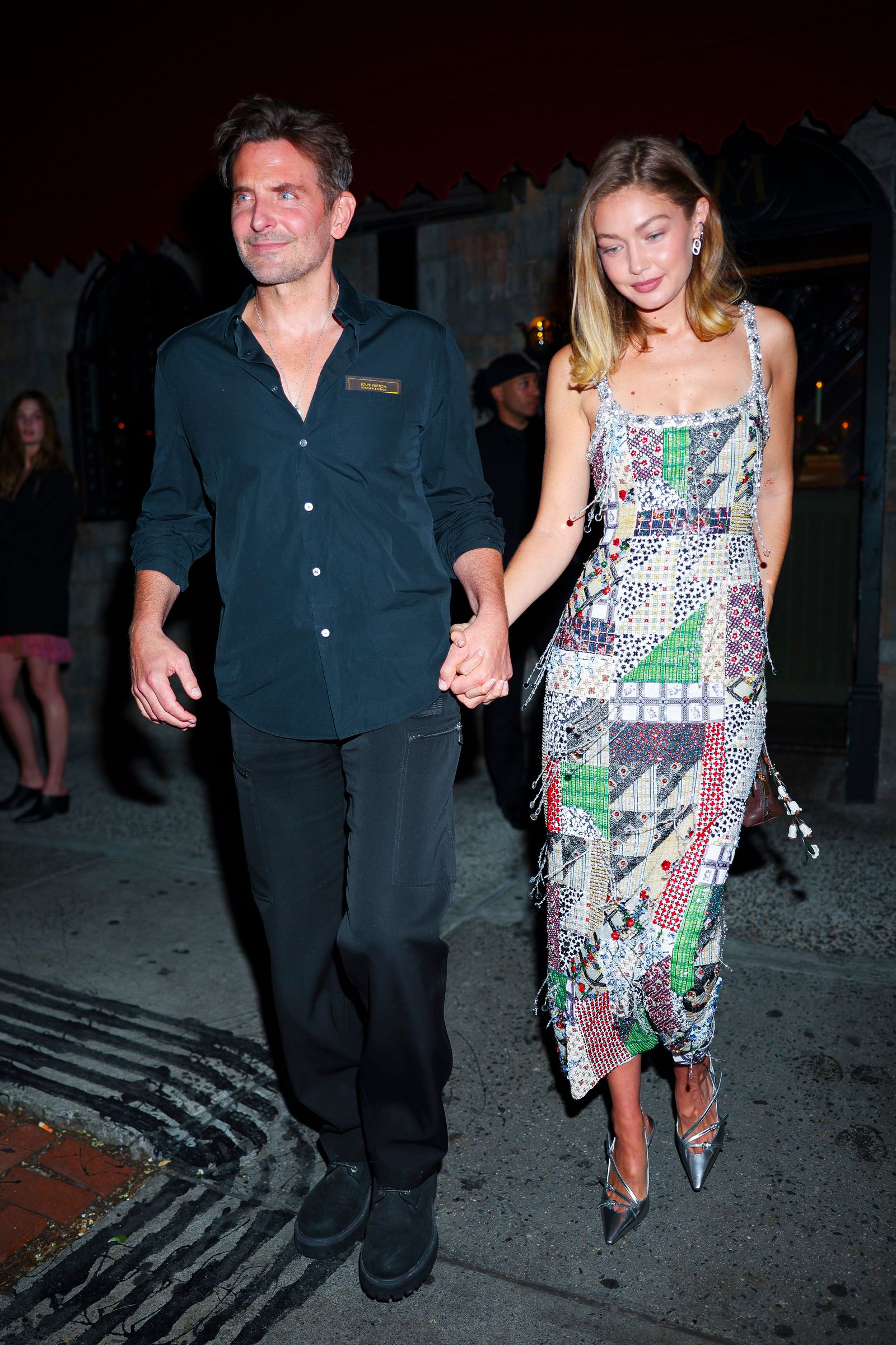 ברדלי קופר מלהטט את שתי אהבותיו בזמן שהלך בניו יורק