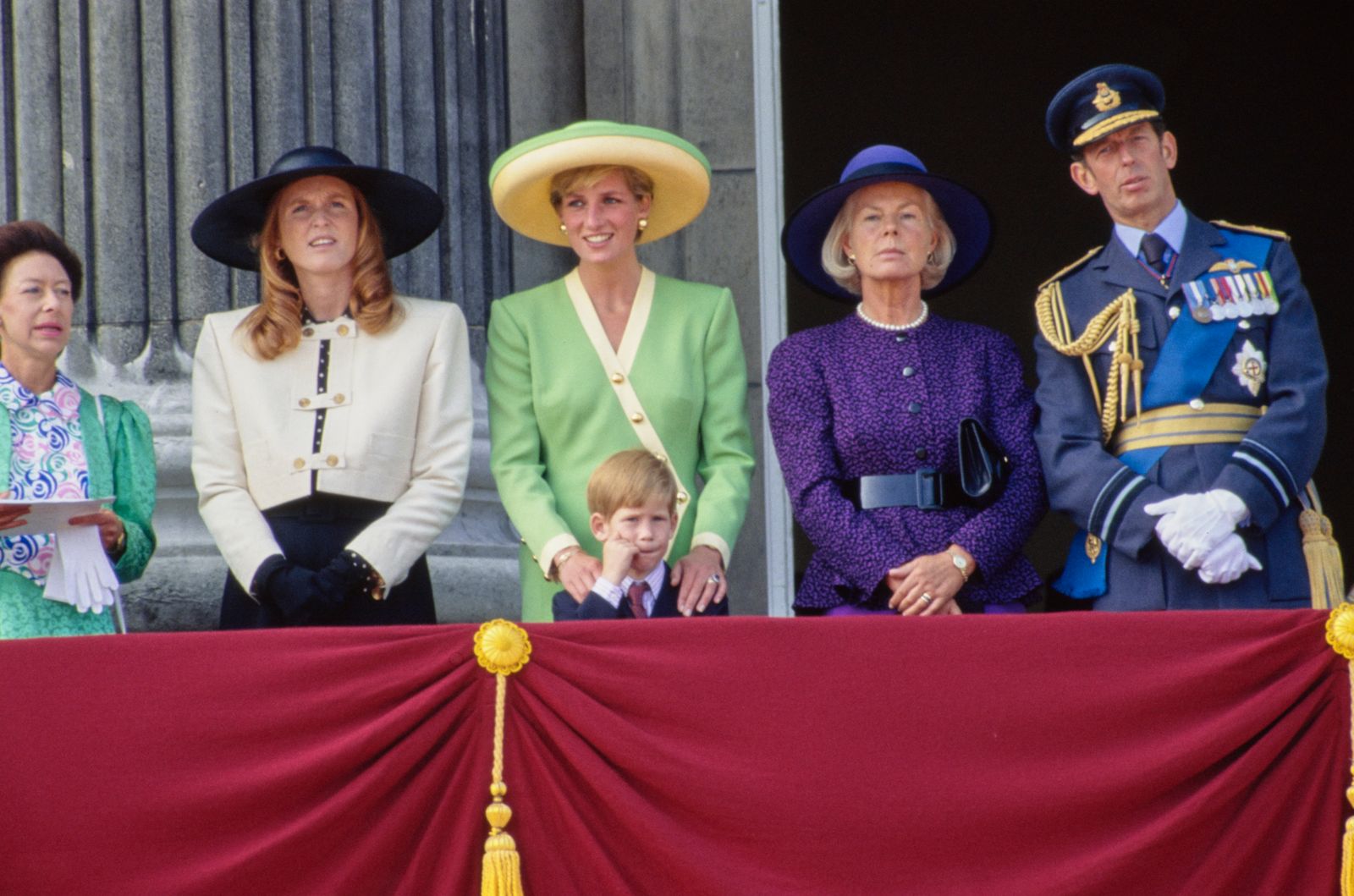 קבוצה של חמישה מבוגרים וילד אחד במרפסת