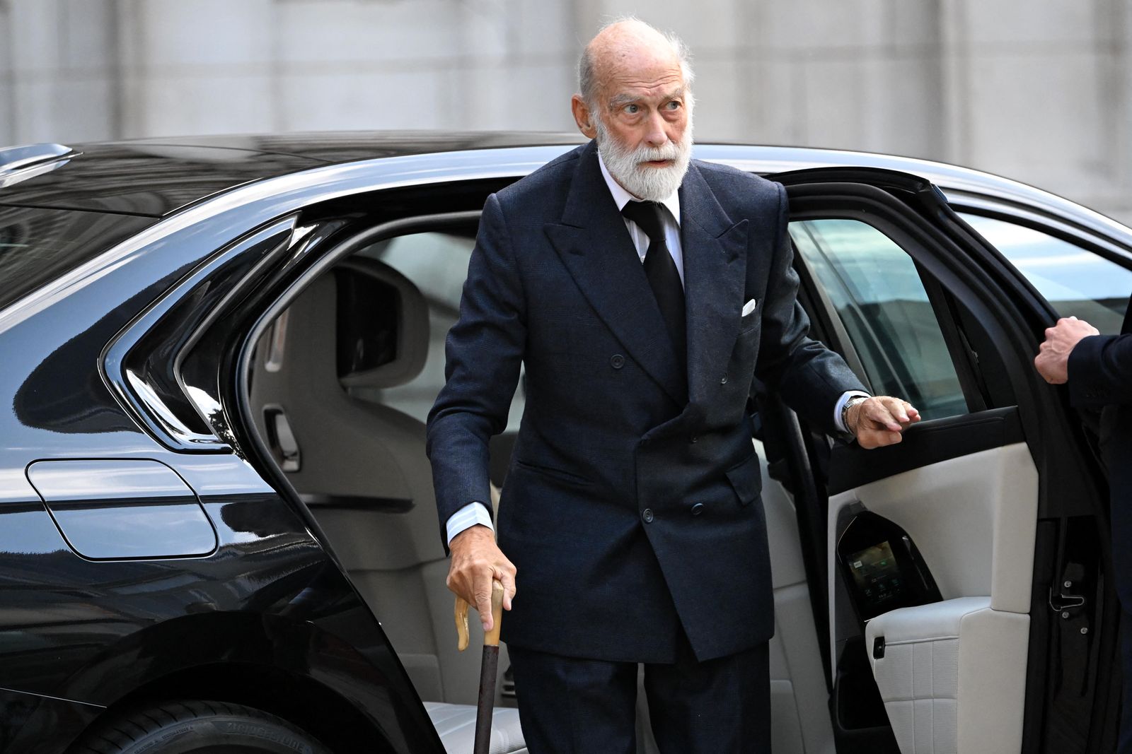 הנסיך של בריטניה מייקל מקנט מגיע להשתתף במשמר הפרטי של הדוכסית מקנט.