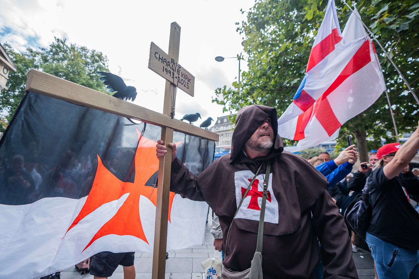 תומך טומי רובינסון במפגן הממלכה, שם המארגנים כיבדו את קירק.