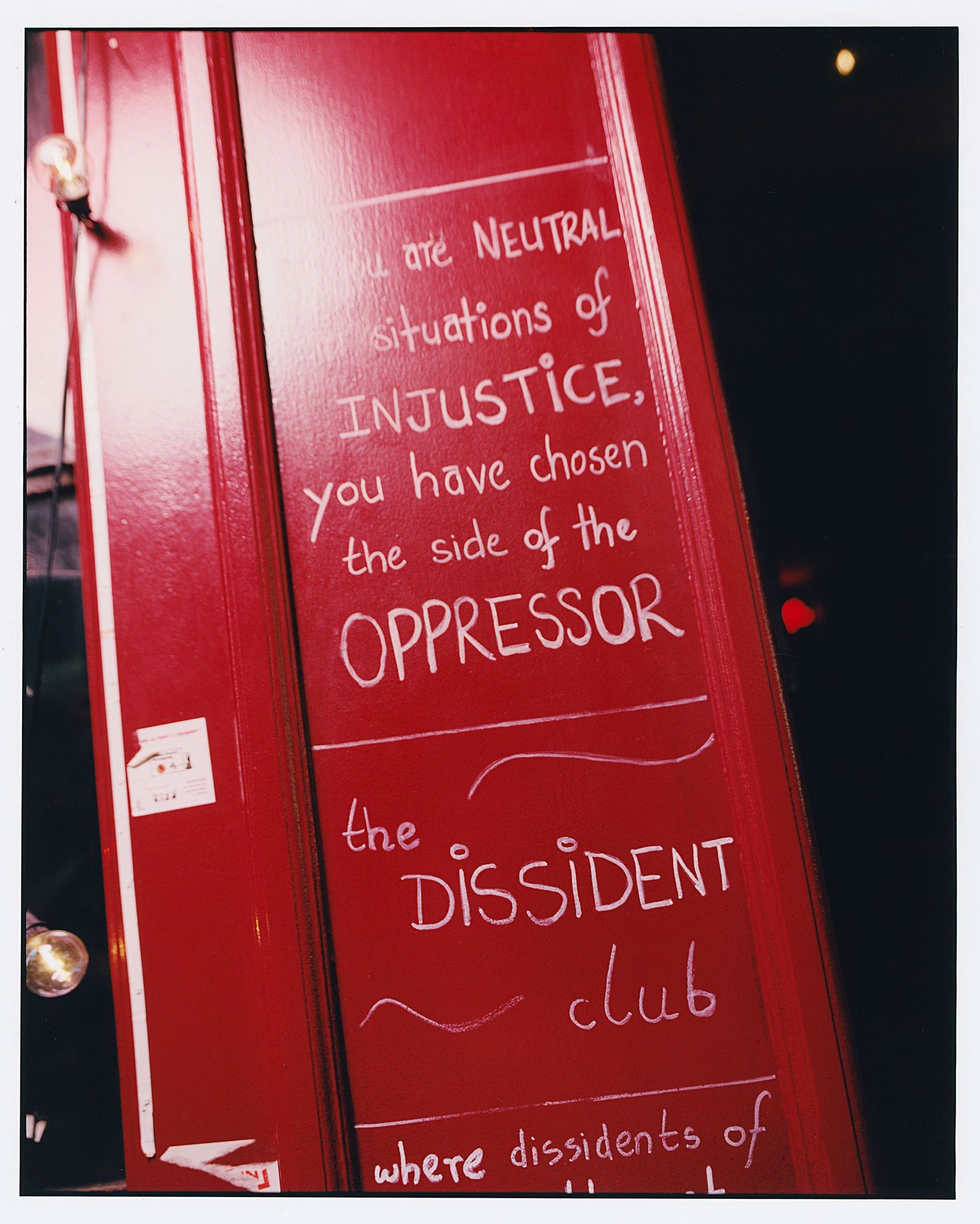 ציטוט של פרס פרס נובל לשלום חתן הזוכה הארכיבישוף דזמונד טוטו שנכתב על החלק החיצוני האדום של הבר.