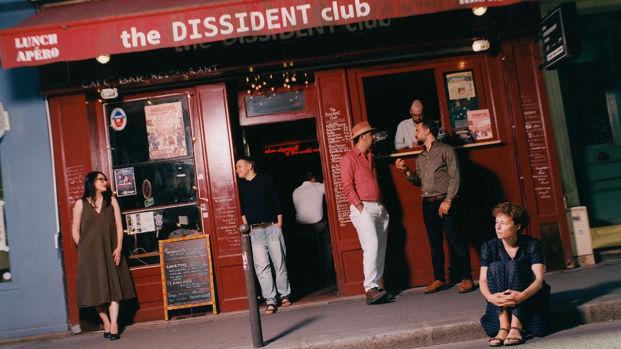 לאחר האלימות בצד הדרך באיסלאמאבאד, טאהאדידי נמלט לצרפת - ובנה חור השקיה לכולם