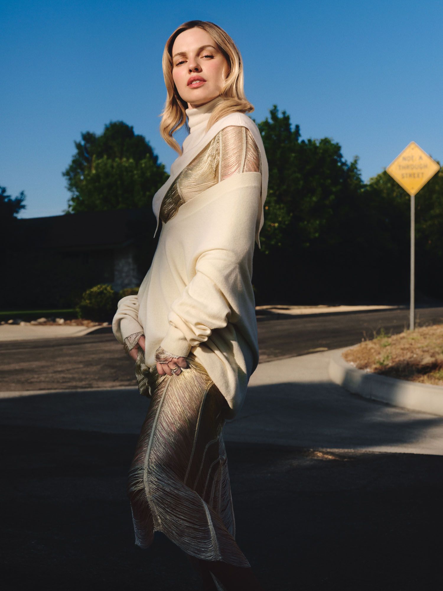 סוודר וצעיף מאת לואי ויטון טופ וחצאית של אלטוזארה ברלט מאת ארקס.