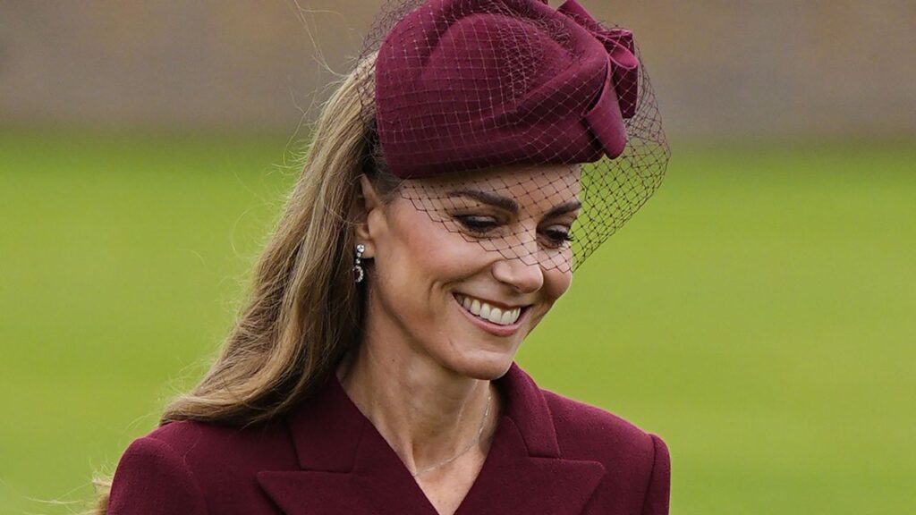 המלכה קמילה וקייט מידלטון לובשים סיכות משמעותיות לברך את דונלד טראמפ