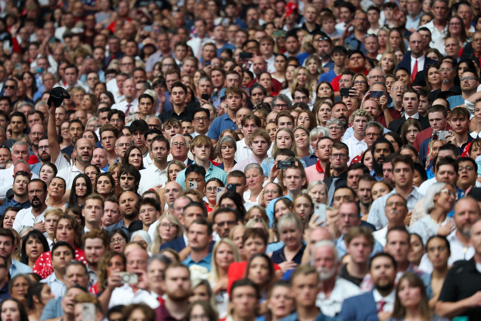 המשתתפים ממלאים את טקס האזכרה לצ'רלי קירק.