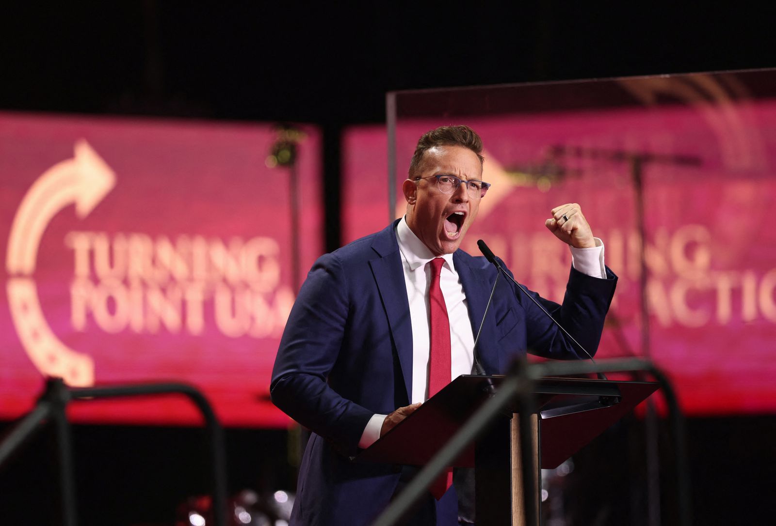 הפרשן הימני בני ג'ונסון מדבר במהלך הזיכרון הציבורי של צ'רלי קירק.