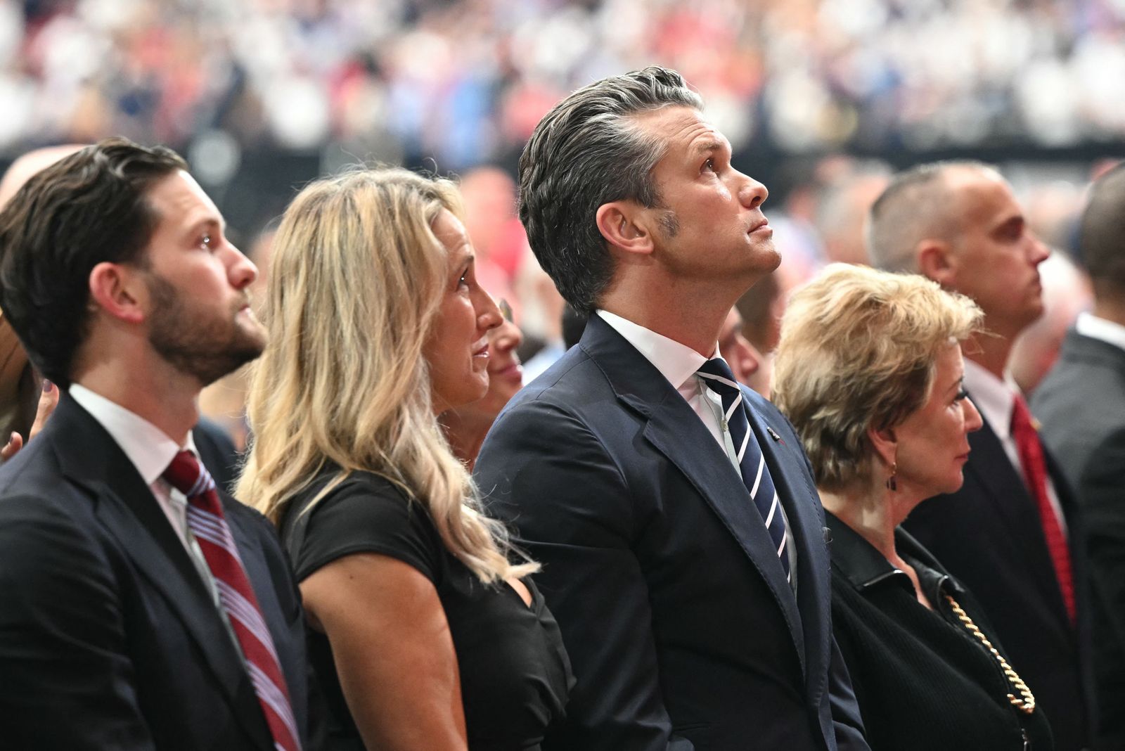 שר ההגנה האמריקני פיט הגסט ומזכיר החינוך האמריקני לינדה מקמהון משתתפים בטקס האזכרה הציבורי עבור ...