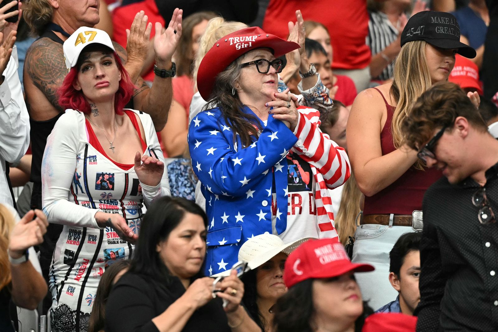 המשתתפים בטקס האזכרה הציבורי של הפעיל צ'רלי קירק.