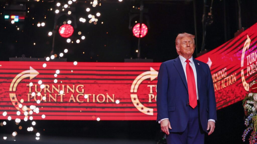 בהלווייתו של צ'רלי קירק הוצגו "כוחה של מות הקדושים" ו"זעם צדיק "