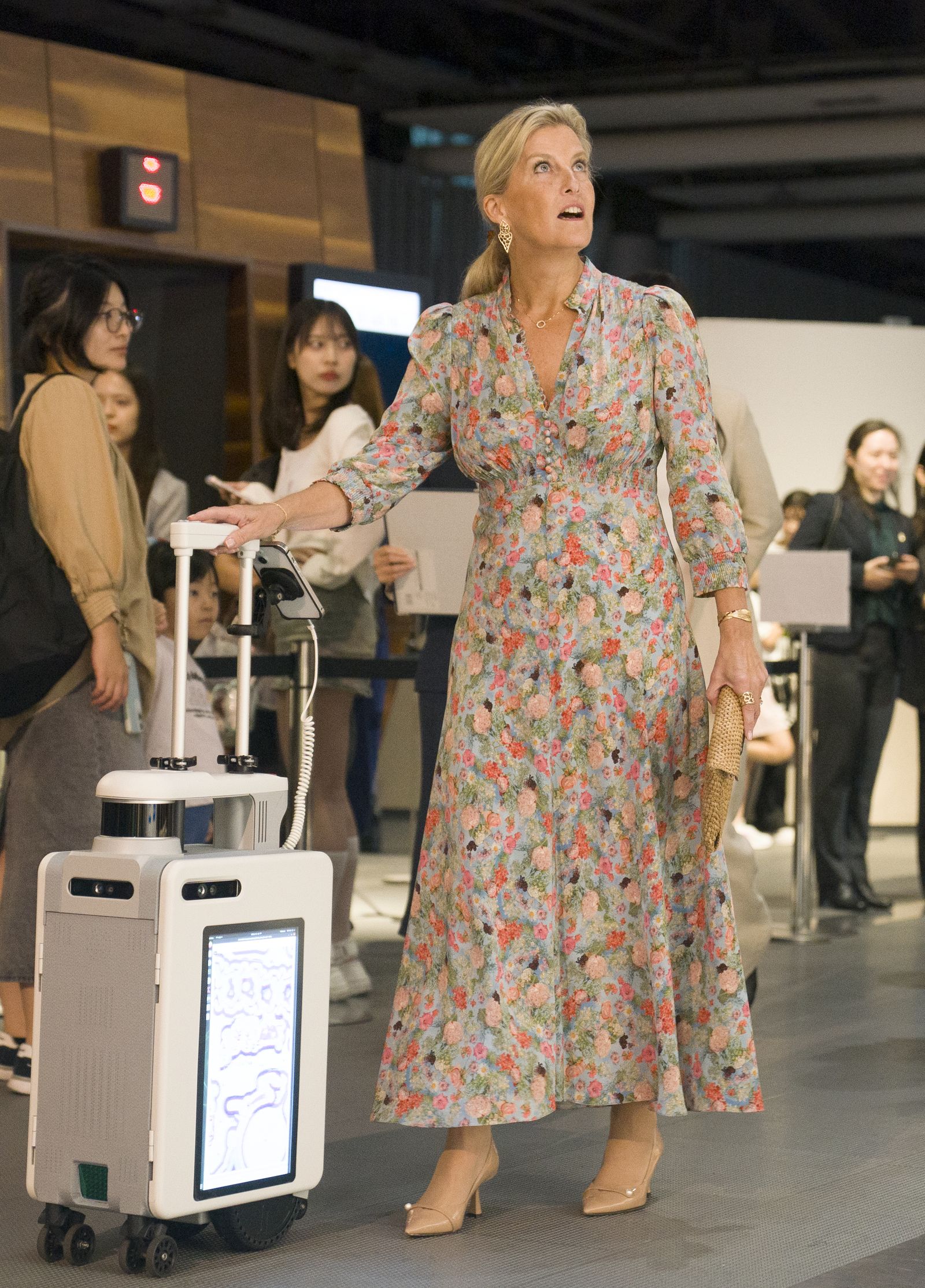 הדוכסית מאדינבורו משפטת מזוודה AI המשמשת כרובוט ניווט לאלה עם ליקויי ראייה על ...