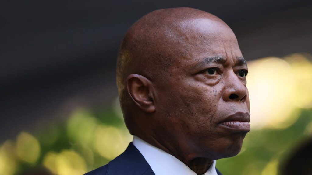 אריק אדמס נושר ממירוץ ראש העיר ניו יורק