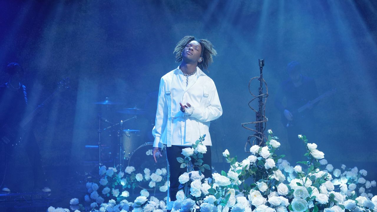 בורח החסר, הזמר הוויראלי, ותא המטען של טסלה בסאגת D4VD