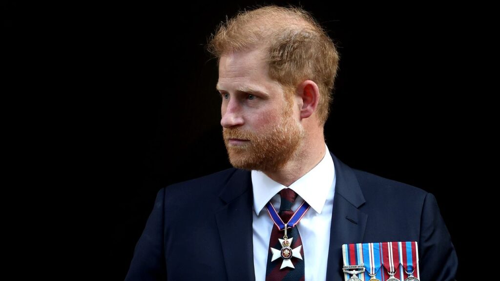 הנסיך הארי מבקר בקייב כדי לפגוש פצועים מלחמה