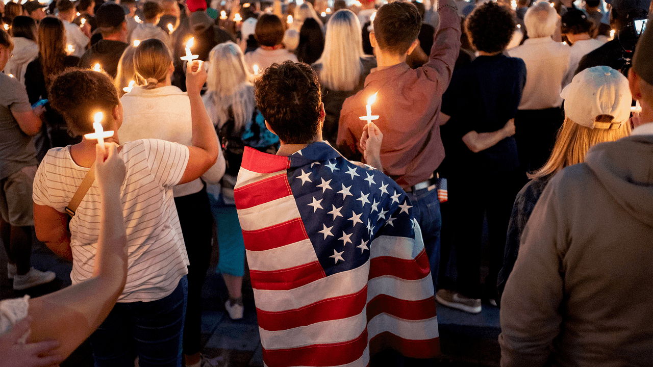 "זה הולך להקצין מיליוני אמריקאים": מגה הצעיר משלם עתיד אחרי צ'רלי קירק