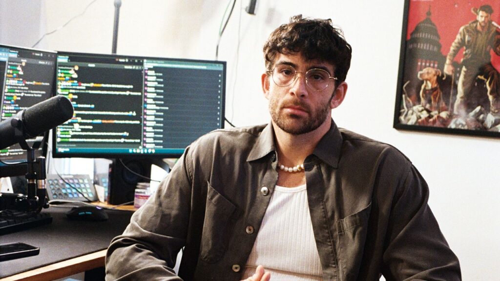 חסן פייקר: צ'רלי קירק והאידיאולוגיה הפוליטית שלו ראויים ל"הערכה כנה "