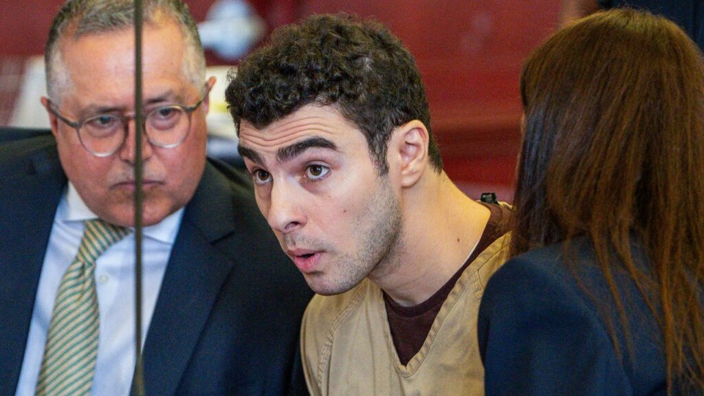 לואיג'י מנגיונה שתקה בבית המשפט עם צנחת אישומי הטרור