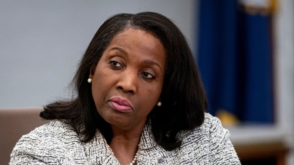 מה קורה עם הדרמה של ליסה קוק - דונלד טראמפ - פדרל רזרב?