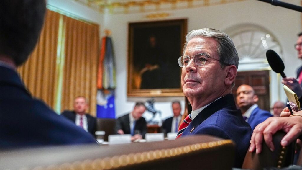 סקוט בסנט מאיים לזרוק אגרופים בזמן שנלחם במספרי עבודות מדכאות