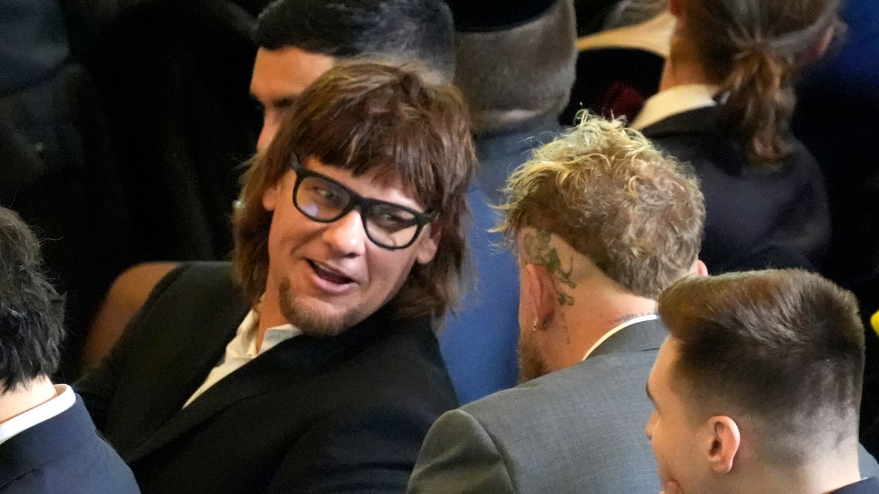 צופה בתו פון מעבד שבוע ארוך מאוד - ושנה