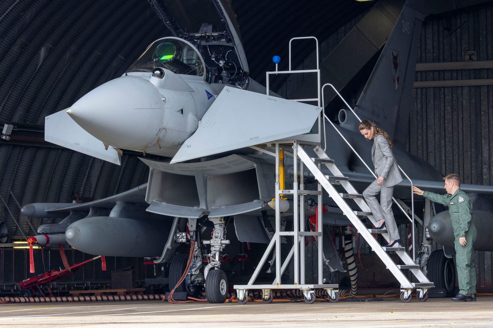 קייט מידלטון לומדת את הטייפון בבסיס RAF.