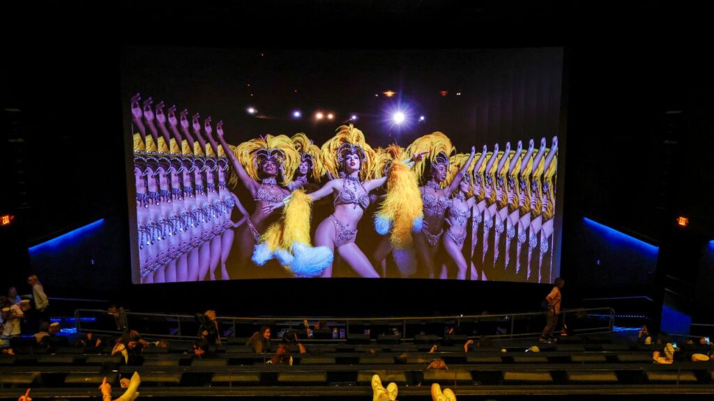 טיילור סוויפט מציינת את מורשתה במסיבת השחרור הרשמית של ShowGirl