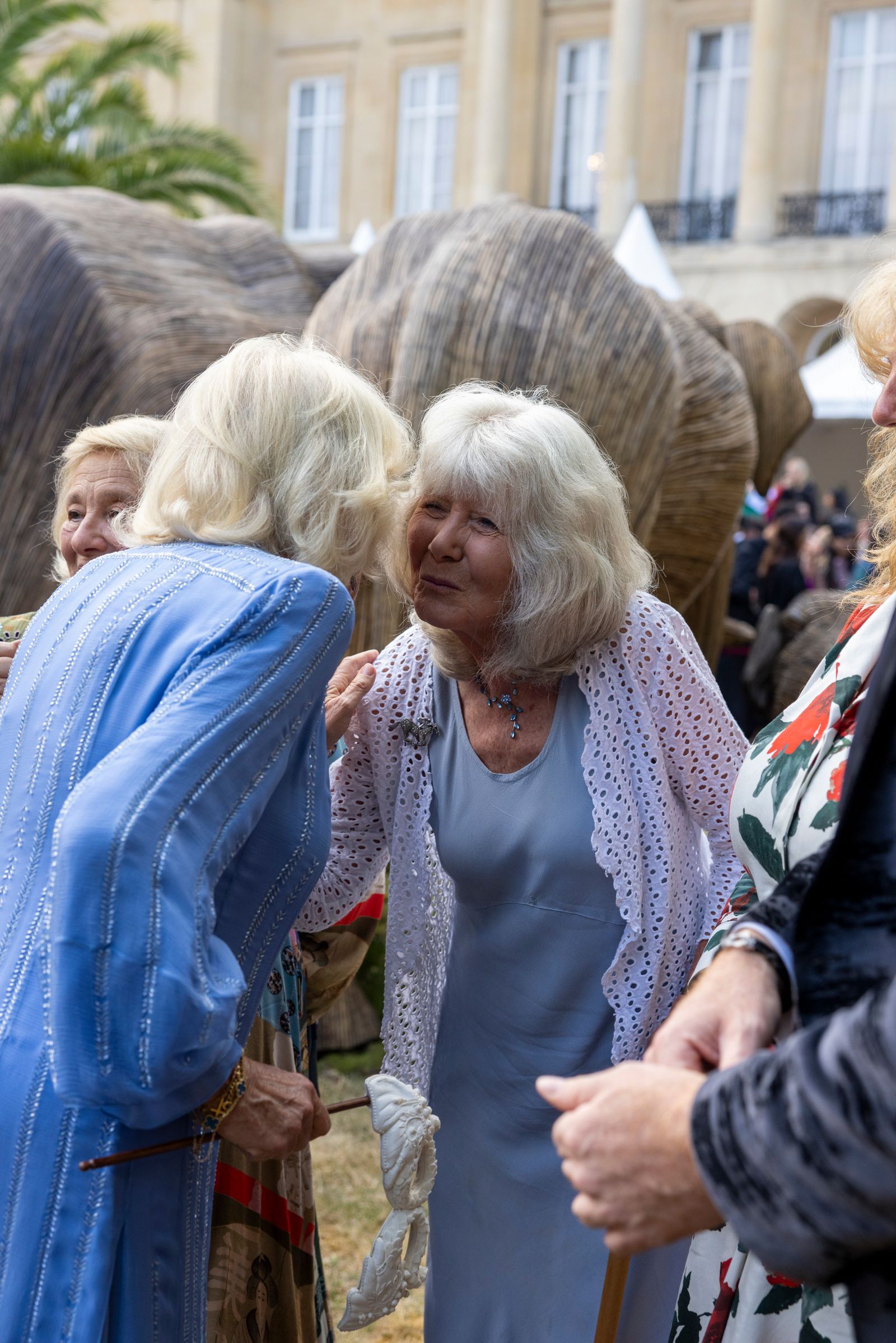 המלכה קמילה עם ג'ילי קופר במהלך כדור החיות בבית לנקסטר בשנת 2023