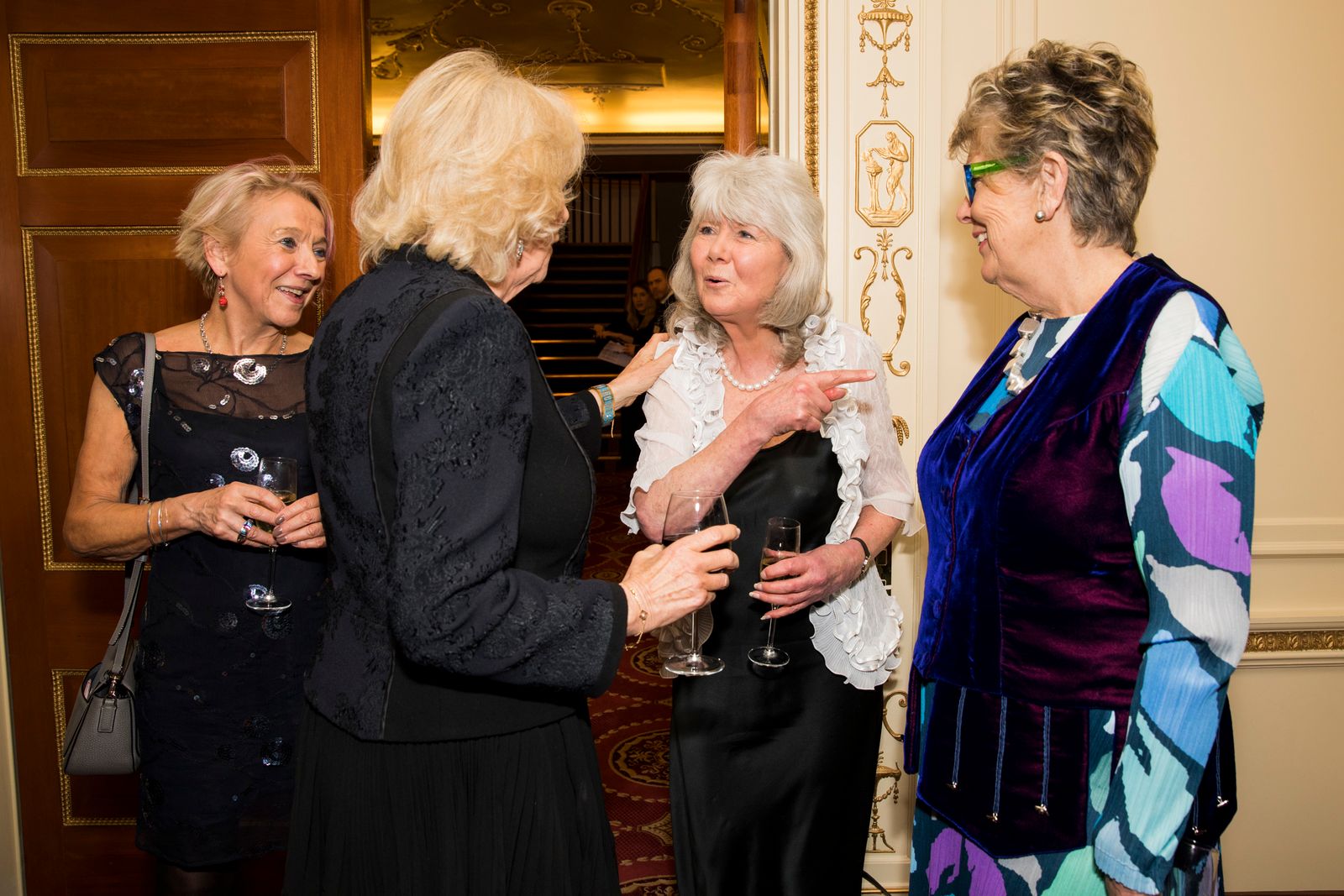 הדוכסית דאז מקורנוול עם ג'ילי קופר ופרו לית 'כשהם משתתפים בקבלת פנים לציון האוריינות הלאומית ...