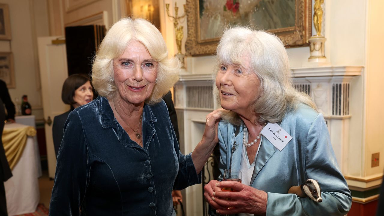 המלכה קמילה מבכה "חבר שנונה וחמלה להפליא" Dame Jilly Cooper
