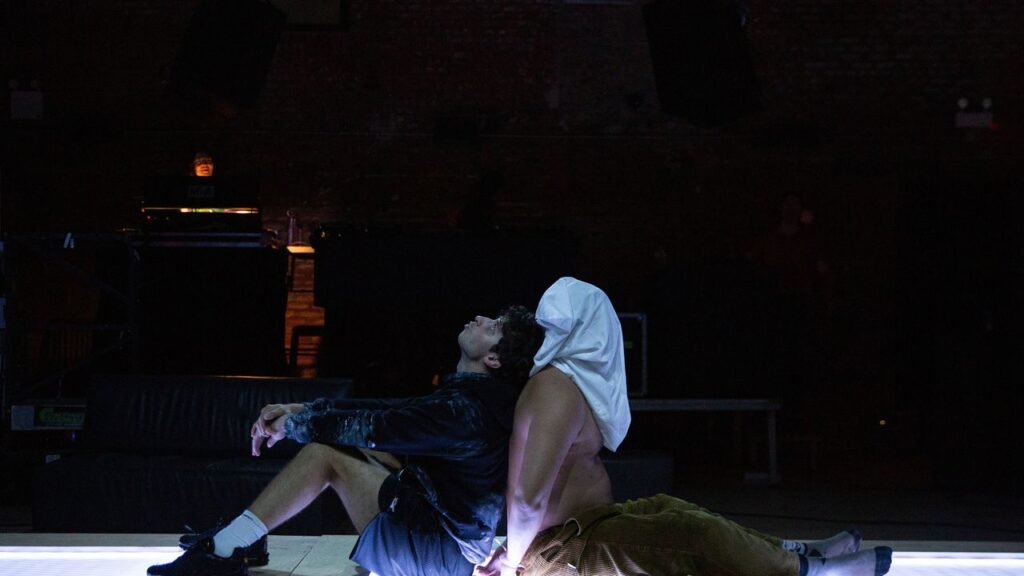 אתה יכול למצוא סמוטה משחק קווירי חדשני במועדון