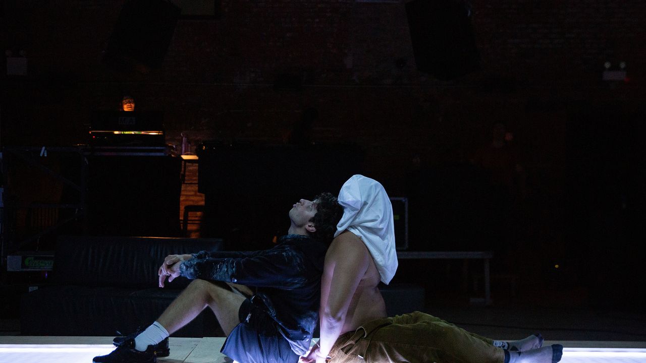 אתה יכול למצוא סמוטה משחק קווירי חדשני במועדון