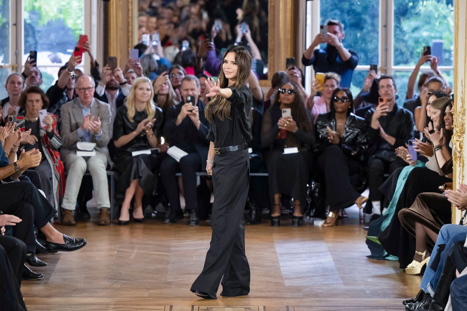 ויקטוריה בקהאם הולכת על המסלול במהלך ויקטוריה בקהאם מוכנה ללבוש את תצוגת האופנה של ספרינגסאמר 2024 כחלק מ ...