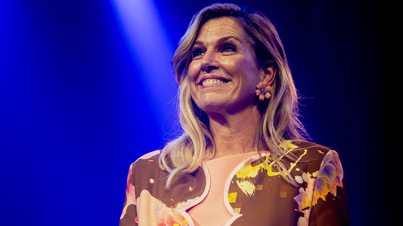 מלכת הולנד מקימה הופכת באופן אופנתי את חליפת היום לשמלת ערב