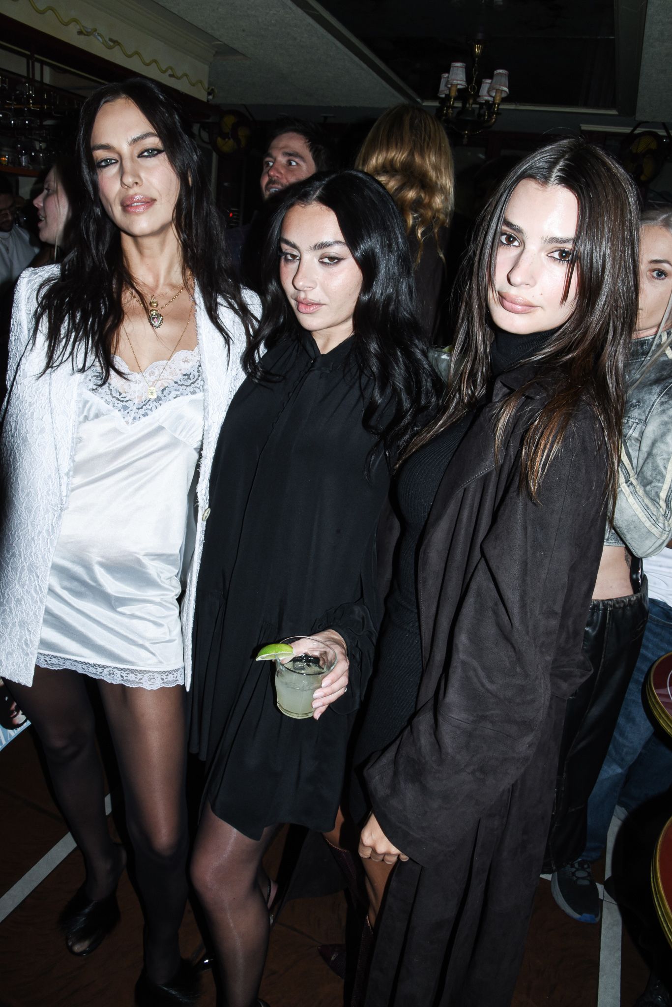 אירינה שייק צ'רלי xcx ואמילי רטאג'קובסקי