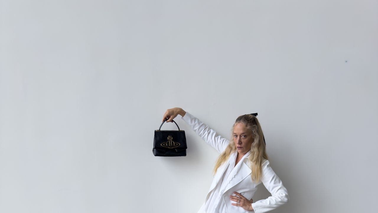 It-Girl של איסט וילג' אוצרת מכירת ארון עם ידיים מג'וליאן מור וקלואי סוויני