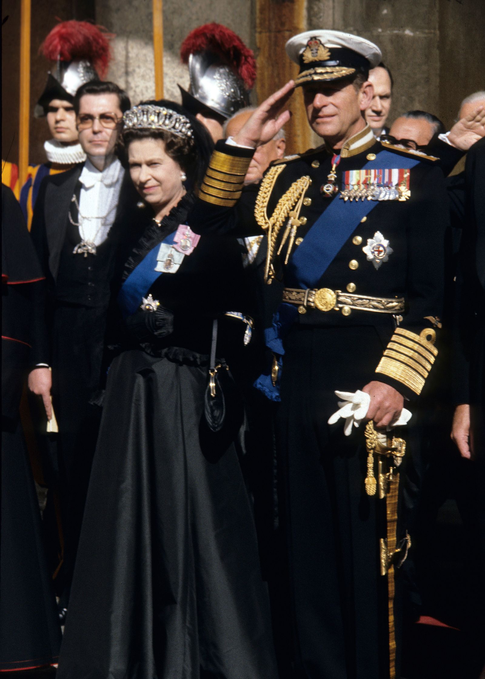 המלכה אליזבת השנייה עם הנסיך פיליפ בוותיקן ב-1980.