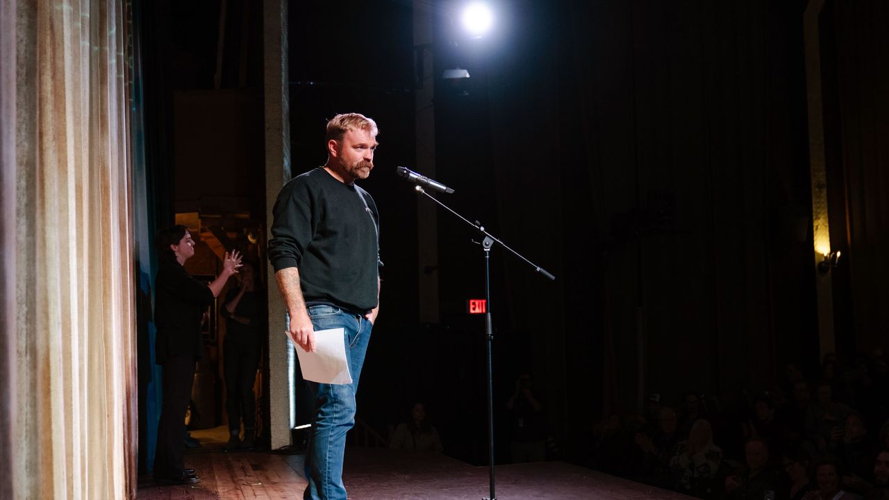 גרהם פלטנר - ואמו - מנסים לעבור את שערוריית הקעקועים בבית עירייה במיין