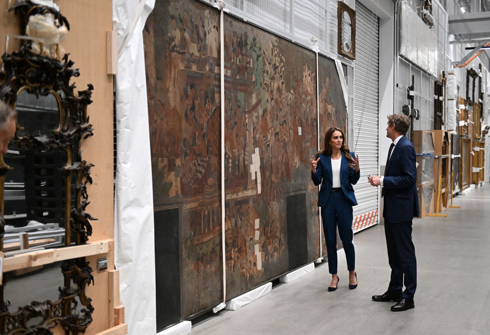 הנסיכה קייט משוחחת עם מנהל VampA Tristram Hunt כשהוא מראה לה מסביב למחסן VampA מזרח...