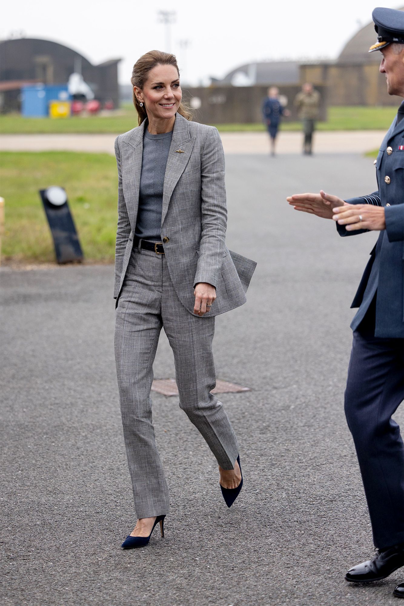 הנסיכה קייט לובשת חליפת צ'ק בעיצוב בלה פרויד של הנסיך מוויילס כדי לבקר במפעל טקסטיל בריטי ב-11 בספטמבר 2025.