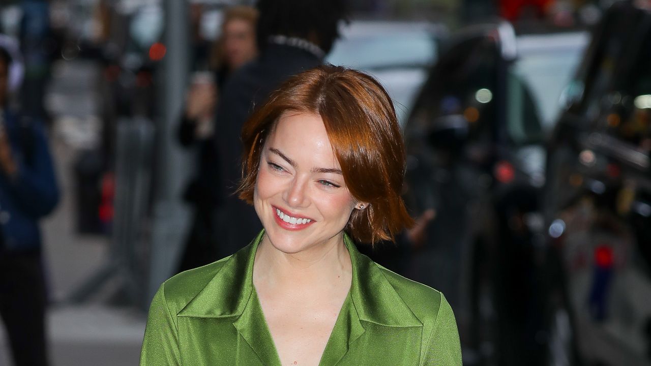 התלבושת של אמה סטון היא קריצה לזוכה נוספת של השחקנית הטובה ביותר