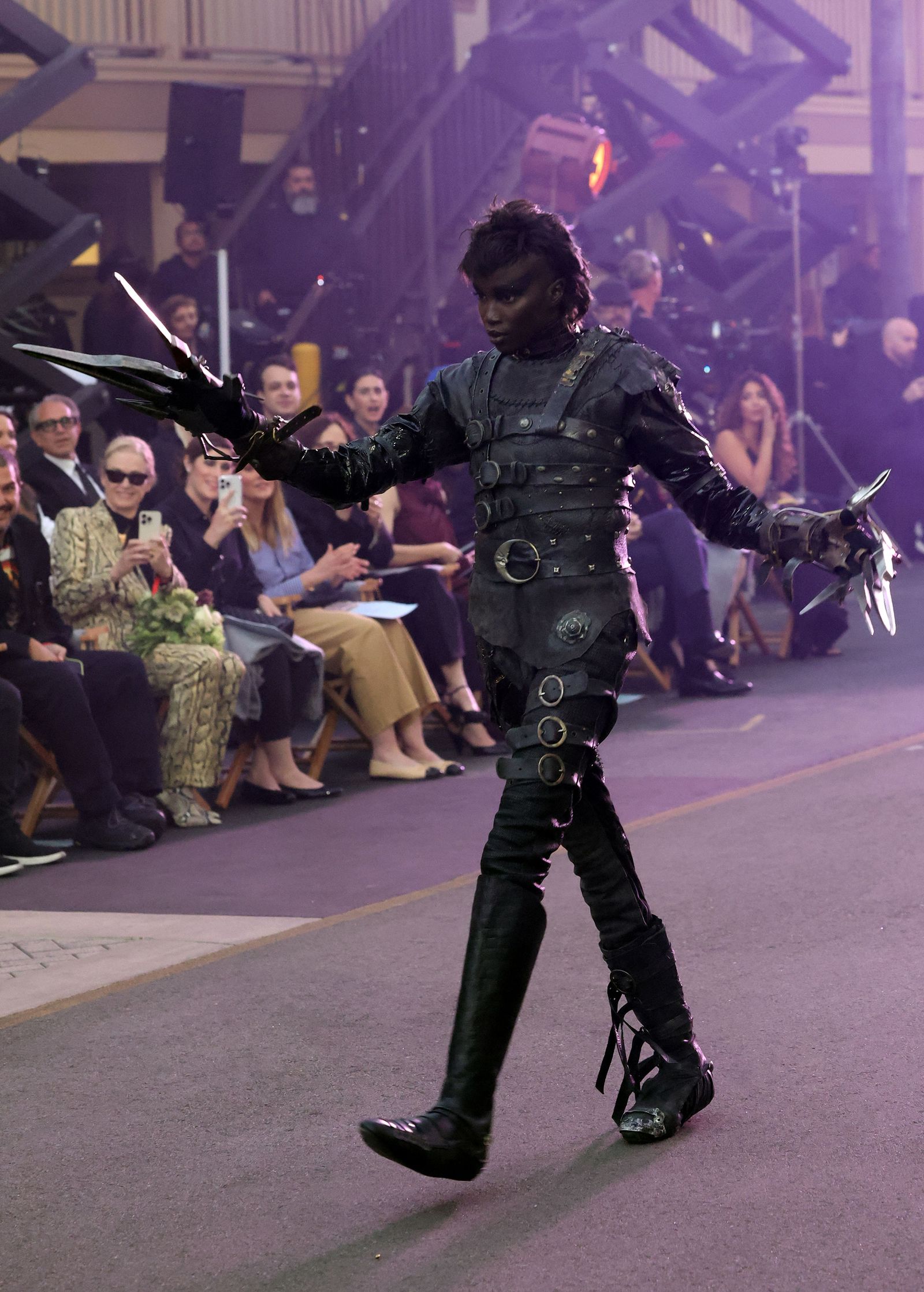 אנוק יאי בתחפושת בהשראת אדוארד מספריים.