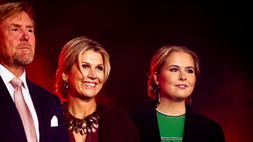 הנסיכה עמליה מהולנד מיחזרה שמלה שלבשו אמה וסבתה