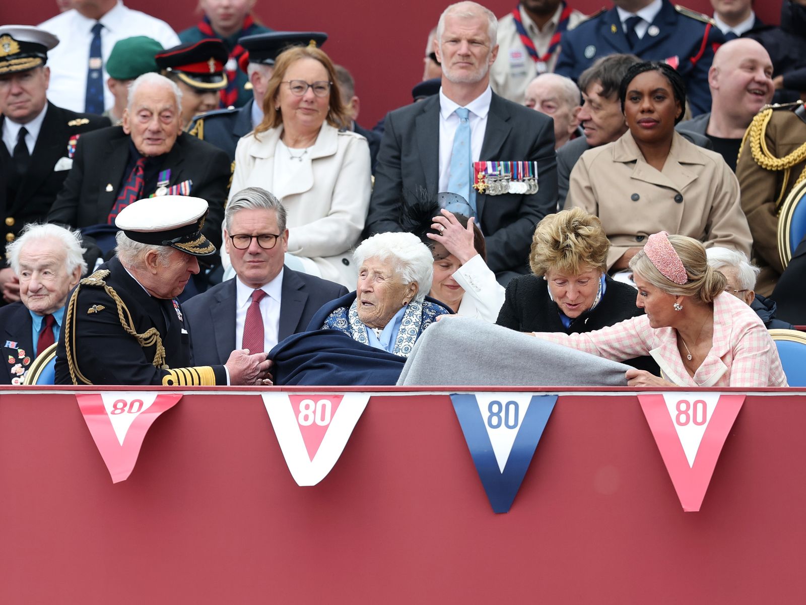 למרות שהיא נראית לעתים רחוקות יותר בציבור בימינו, ליידי שרה עדיין מצטרפת למשפחת המלוכה לאירועים מדי פעם...