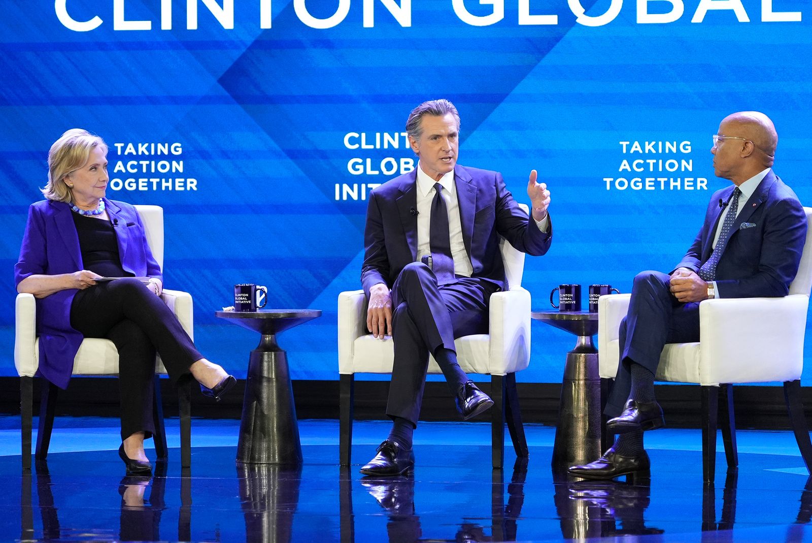 הילרי קלינטון גאווין ניוסום ו-ווקר מנהלים שיחה במהלך פגישת היוזמה העולמית של קלינטון בניו יורק...