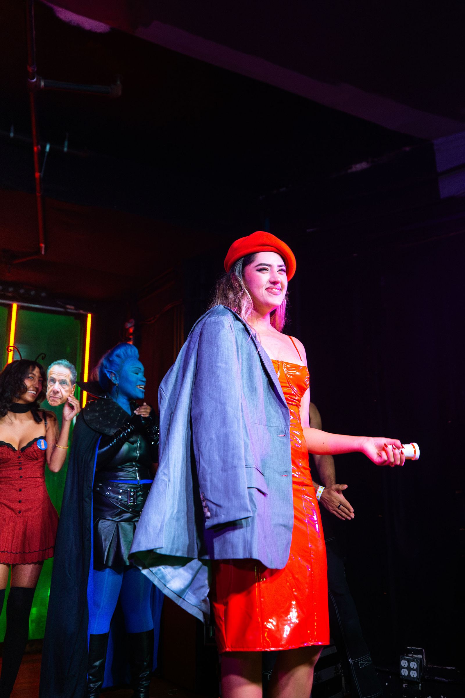 משתתף לבוש כקרטיס סליווה על הבמה במהלך תחרות התחפושות.