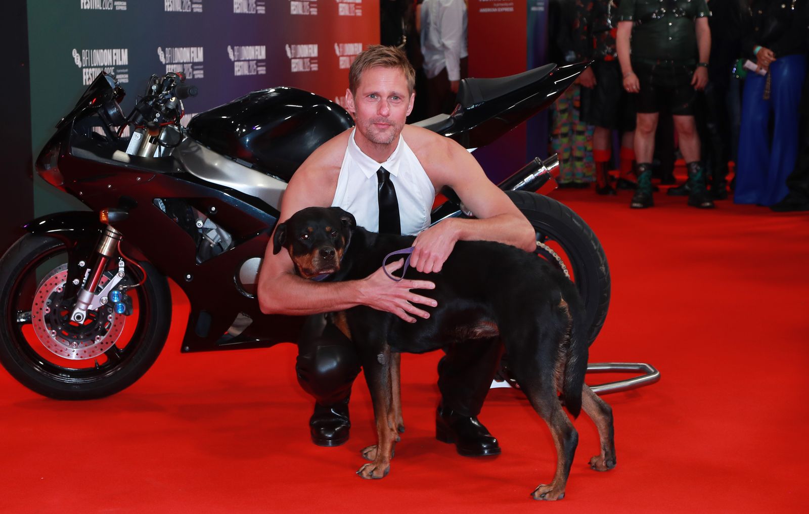 אלכסנדר Skarsgård lors de la projection de Pillion lors du BFI London Film Festival ב-18 באוקטובר 2025.