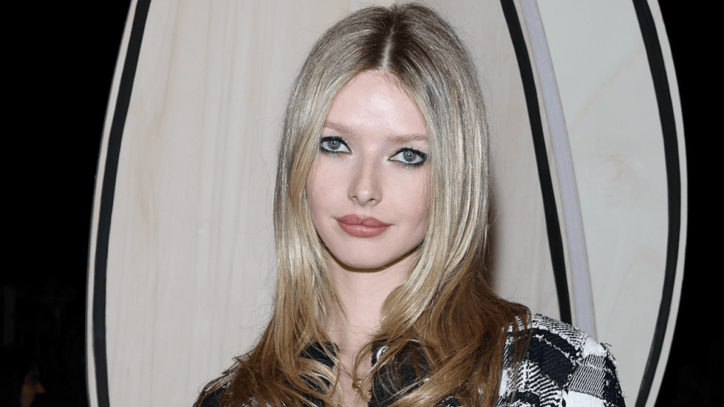 אפל מרטין הופיעה בבר בנאשוויל בזמן שכריס מרטין צפה מהקהל