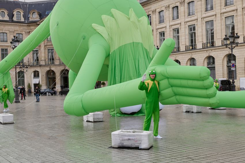 תצוגת התקנה של ביצועים של אלכס דה קורטס Kermit The Frog Place Vendôme Paris 2025. מוצג על ידי Sadie Coles HQ...
